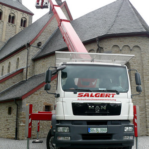 Arbeiten am Dachreiter der Pfarrkirche Neunkirchen mit der Wumag WT 350 (Foto: www.rhein-sieg.info)