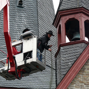 Arbeiten am Dachreiter der Pfarrkirche Neunkirchen mit der Wumag WT 350 (Foto: www.rhein-sieg.info)
