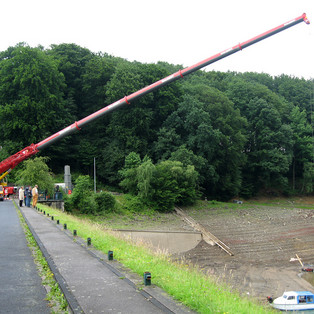 Heben eines Bootes in die Wahnbachtalsperre auf dem Staudamm bei Seeligental 