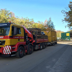 PK 92000 mit Müller Mitteltal Tandemanhänger beim Transport eines 6 m Containers und Material