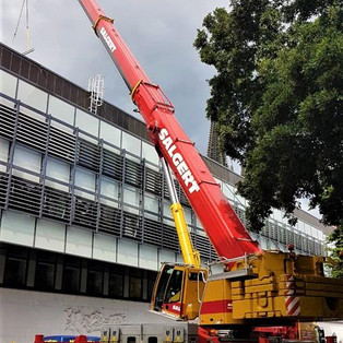 Heben von Stahlbau mit dem LTM 1160 mit Straßensperrung