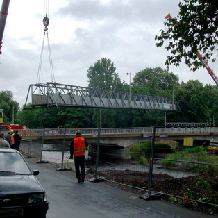 Heben einer Behelfsbrücke (30 to.) über die Rur in Düren