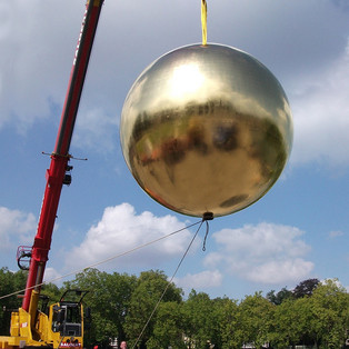 Heben einer Goldkugel am Benrather Schloss in Düsseldorf