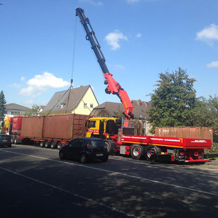 PK 92000 und Tieflader beim Transport von Container