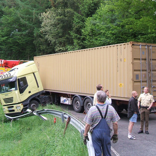 Bergung eines Sattelzuges in Badmünstereifel / Wald 