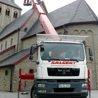 Arbeiten am Dachreiter der Pfarrkirche Neunkirchen mit der Wumag WT 350 (Foto: www.rhein-sieg.info)