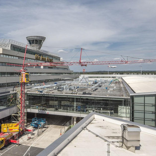 Heben von Klimaelementen mit dem MK 88 am Flughafen Köln/Bonn