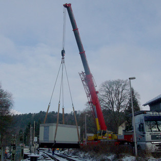 Heben einer Betonstation (40 to) am Bahnhof Nettersheim