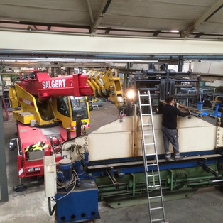 AC 30 und 15 to Diesel-Gabelstapler beim Heben einer Maschine (20 to)