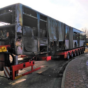 Transport eines ausgebrannten Busses mit dem 90 to. Faymonville Tele-Semi-Tieflader (MultiMAX)