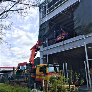 Einheben des 5 to Doosen Elektrogabelstaplers mit dem PK 92000