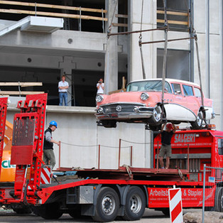Ein 1956er Buick Century Special wird in den Music Store Neubau in Köln-Kalk gehoben (Foto: MUSIC STORE)