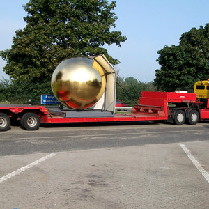 Transport einer Goldkugel mit 3 m Durchmesser von Dattenberg nach Düsseldorf