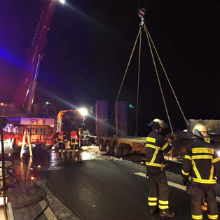 Bergung eines ausgebrannten LKW auf der BAB 1 bei Euskrichen