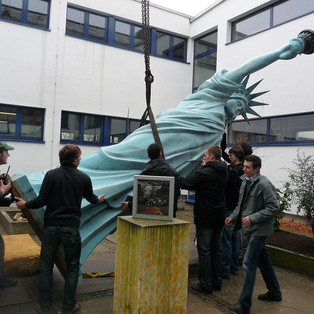 Heben einer Freiheitsstatue am Frankengymnasium in Zülpich  (Foto: Martina Martinak)