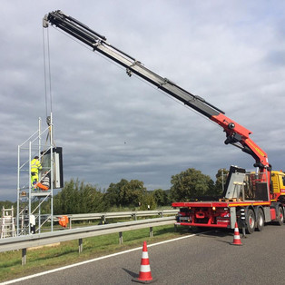 PK 92000 beim Transport und Heben von Warntafeln an der BAB 61