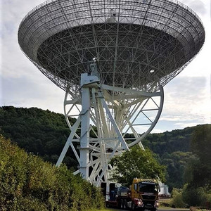 Transport einer Arbeitsbühne zum Radioteleskop Effelsberg mit dem 40 to. Faymonville Semitieflader