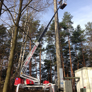 Montagearbeiten an einem Funkmast bei Kreuzau