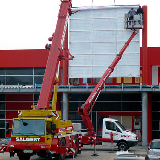 Montage von Werbeschildern, Lohmar (Foto: www.lohmar.info)