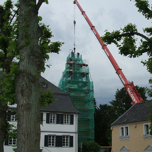 Heben des Kirchturmspitzen-Kreuzes in Euskirchen-Flamersheim