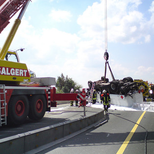 Bergung eines Tankwagens auf der BAB 61