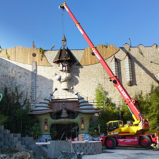 Heben von Fassadenelementen im Phantaialand Brühl