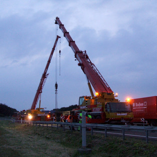 Bergung eines beladenen Zement-Silozuges im Autobahnkreuz Bliesheim 