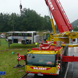 Heben eines havarierten Reisebusses  (Foto: www.lohmar.info)