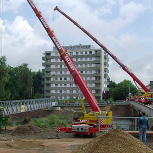 Heben einer Behelfsbrücke (30 to.) über die Rur in Düren