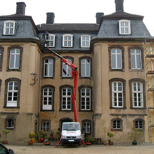 Dachreparaturarbeiten mit der CTE Z 20 EL an der Burg Kleinbüllesheim