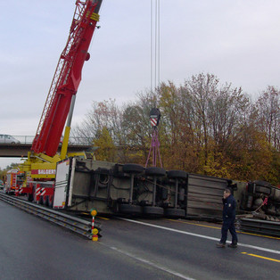 Bergung eines LKW auf der BAB 61
