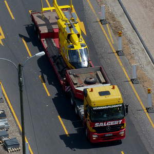 Transport eines ADAC-Rettungshubschraubers zum "Köln Triangle"