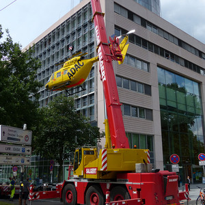 Transport eines ADAC-Rettungshubschraubers zum "Köln Triangle"