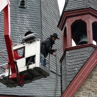 Arbeiten am Dachreiter der Pfarrkirche Neunkirchen mit der Wumag WT 350 (Foto: www.rhein-sieg.info)
