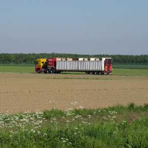 Transport einer mobilen Betonmischanlage