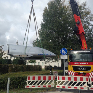 PK 92000 beim Heben und Transportieren eines Kunstwerkes