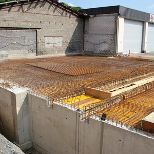 Mai 2012: Geschalte Kellerdecke und Bodenplatte mit statischer Bewehrung