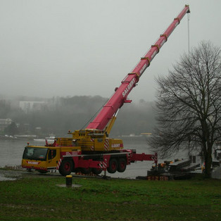 Heben von Auffahrrampen am Rhein mit dem LTM 1220