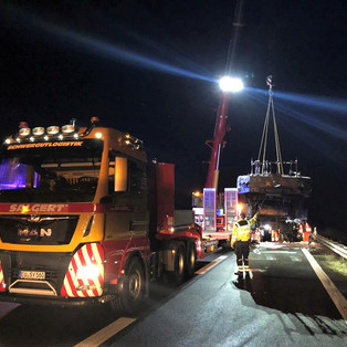 Bergung eines ausgebrannten LKW auf der BAB 1 bei Euskrichen