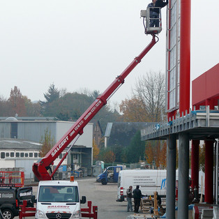 Montage von Werbeschildern, Lohmar (Foto: www.lohmar.info)