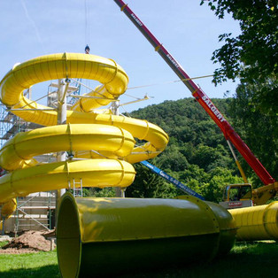 Montage einer Riesenrutsche im Eifelbad Bad Münstereifel 