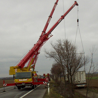 Bergung eines Sattelzuges auf der L 182 in Euskirchen 
