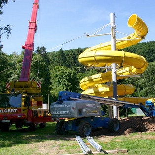 Montage einer Riesenrutsche im Eifelbad Bad Münstereifel 