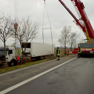 Bergung eines Sattelzuges auf der L 182 in Euskirchen 