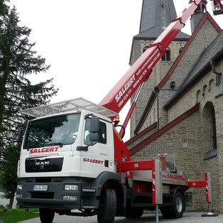 Arbeiten am Dachreiter der Pfarrkirche Neunkirchen mit der Wumag WT 350 (Foto: www.rhein-sieg.info)