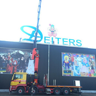 PK 92000 beim Heben von Lichtwerbung