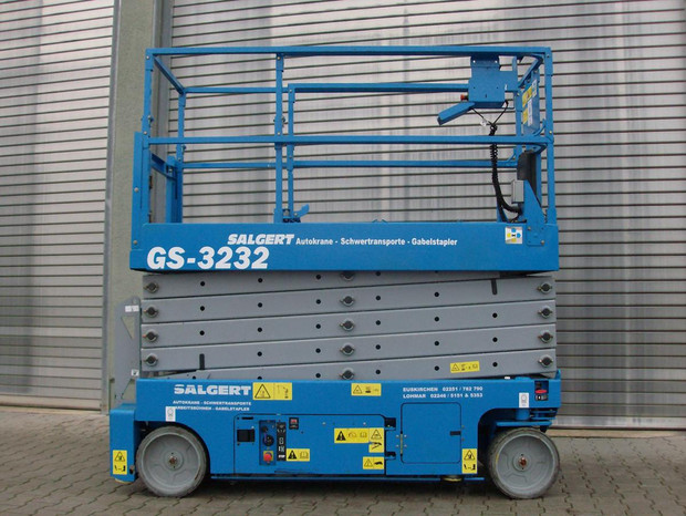 Salgert Arbeitsbühnenverleih: Selbstfahrende Scheren-Arbeitsbühne Genie GS-3232