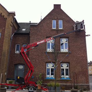 DINO 180 XTC im Einsatz zur Dachreparatur