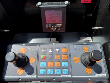 Salgert Arbeitsbühnenverleih / Mietservice: LKW Arbeitsbühne ECOLINE RS 200 auf 3,5 to Mercedes-Benz Sprinter - Bedienung oben