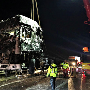 Bergung eines ausgebrannten LKW auf der BAB 1 bei Euskrichen